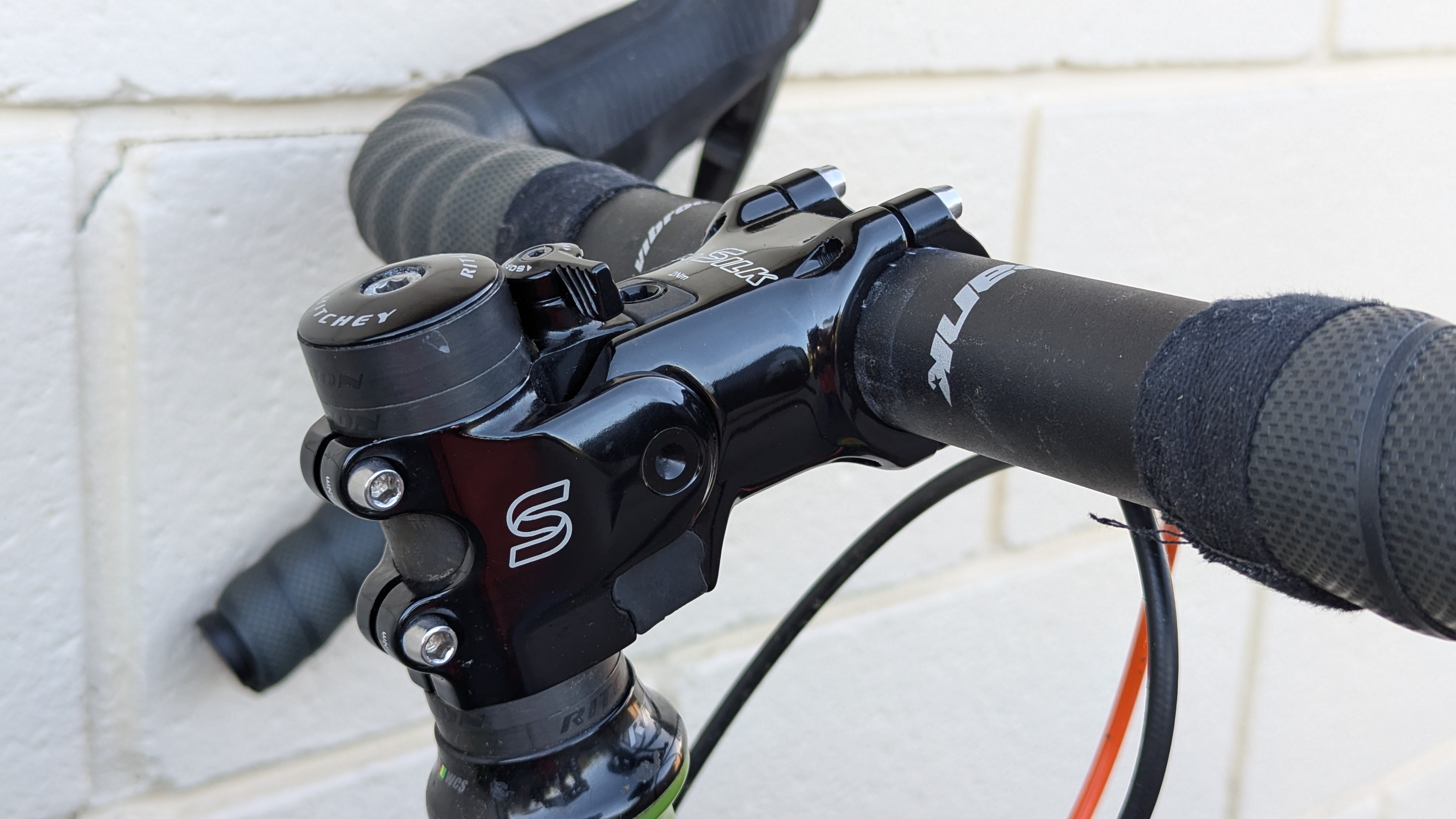 El vástago de suspensión Cane Creek eeSilk agrega una opción más simple